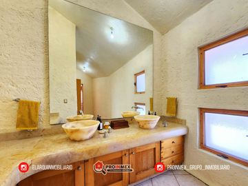 CASA EN VENTA CON ALBERCA Y JARDÍN AMPLIOS ESPACIOS JARDINES DE MOCAMBO