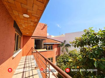 CASA EN VENTA CON ALBERCA Y JARDÍN AMPLIOS ESPACIOS JARDINES DE MOCAMBO