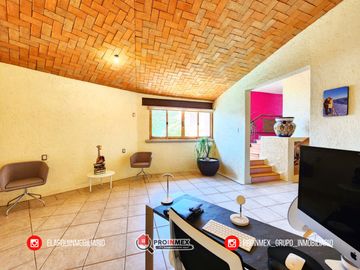 CASA EN VENTA CON ALBERCA Y JARDÍN AMPLIOS ESPACIOS JARDINES DE MOCAMBO
