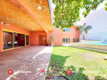CASA EN VENTA CON ALBERCA Y JARDÍN AMPLIOS ESPACIOS JARDINES DE MOCAMBO