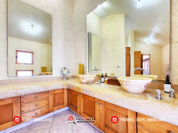 CASA EN VENTA CON ALBERCA Y JARDÍN AMPLIOS ESPACIOS JARDINES DE MOCAMBO