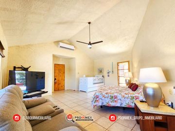 CASA EN VENTA CON ALBERCA Y JARDÍN AMPLIOS ESPACIOS JARDINES DE MOCAMBO