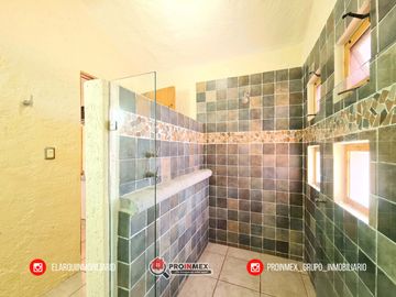 CASA EN VENTA CON ALBERCA Y JARDÍN AMPLIOS ESPACIOS JARDINES DE MOCAMBO