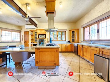 CASA EN VENTA CON ALBERCA Y JARDÍN AMPLIOS ESPACIOS JARDINES DE MOCAMBO
