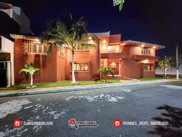 CASA EN VENTA CON ALBERCA Y JARDÍN AMPLIOS ESPACIOS JARDINES DE MOCAMBO