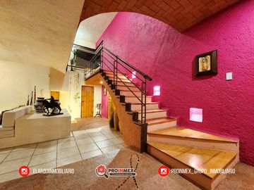 CASA EN VENTA CON ALBERCA Y JARDÍN AMPLIOS ESPACIOS JARDINES DE MOCAMBO