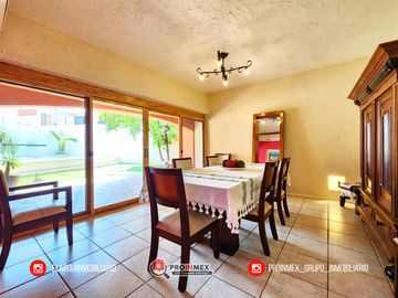 CASA EN VENTA CON ALBERCA Y JARDÍN AMPLIOS ESPACIOS JARDINES DE MOCAMBO