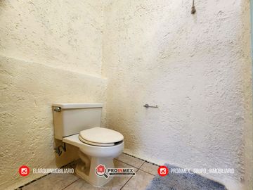 CASA EN VENTA CON ALBERCA Y JARDÍN AMPLIOS ESPACIOS JARDINES DE MOCAMBO