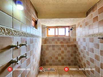 CASA EN VENTA CON ALBERCA Y JARDÍN AMPLIOS ESPACIOS JARDINES DE MOCAMBO