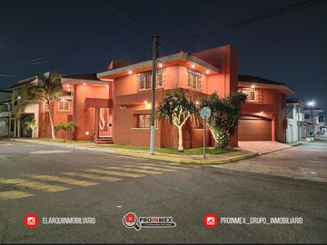 CASA EN VENTA CON ALBERCA Y JARDÍN AMPLIOS ESPACIOS JARDINES DE MOCAMBO