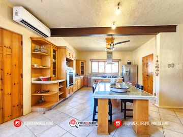 CASA EN VENTA CON ALBERCA Y JARDÍN AMPLIOS ESPACIOS JARDINES DE MOCAMBO