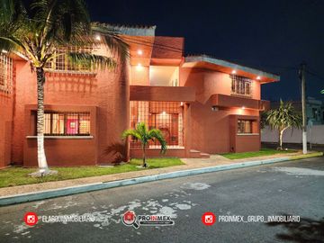 CASA EN VENTA CON ALBERCA Y JARDÍN AMPLIOS ESPACIOS JARDINES DE MOCAMBO