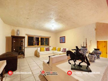 CASA EN VENTA CON ALBERCA Y JARDÍN AMPLIOS ESPACIOS JARDINES DE MOCAMBO