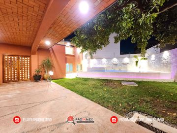 CASA EN VENTA CON ALBERCA Y JARDÍN AMPLIOS ESPACIOS JARDINES DE MOCAMBO