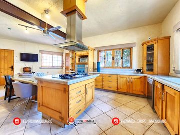 CASA EN VENTA CON ALBERCA Y JARDÍN AMPLIOS ESPACIOS JARDINES DE MOCAMBO