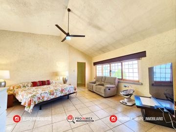 CASA EN VENTA CON ALBERCA Y JARDÍN AMPLIOS ESPACIOS JARDINES DE MOCAMBO