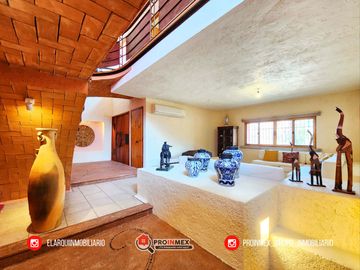 CASA EN VENTA CON ALBERCA Y JARDÍN AMPLIOS ESPACIOS JARDINES DE MOCAMBO