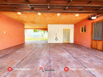 CASA EN VENTA CON ALBERCA Y JARDÍN AMPLIOS ESPACIOS JARDINES DE MOCAMBO