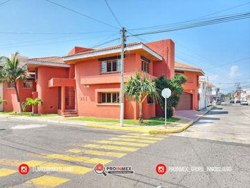 CASA EN VENTA CON ALBERCA Y JARDÍN AMPLIOS ESPACIOS JARDINES DE MOCAMBO
