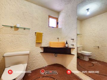 CASA EN VENTA CON ALBERCA Y JARDÍN AMPLIOS ESPACIOS JARDINES DE MOCAMBO