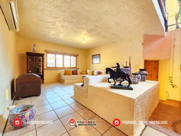CASA EN VENTA CON ALBERCA Y JARDÍN AMPLIOS ESPACIOS JARDINES DE MOCAMBO