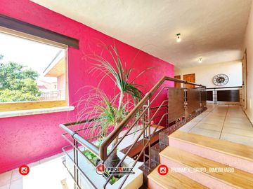 CASA EN VENTA CON ALBERCA Y JARDÍN AMPLIOS ESPACIOS JARDINES DE MOCAMBO