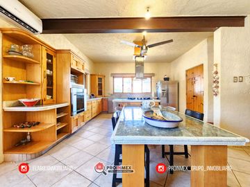 CASA EN VENTA CON ALBERCA Y JARDÍN AMPLIOS ESPACIOS JARDINES DE MOCAMBO