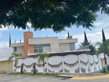 CASA  VENTA BUGAMBILIAS  OPORTUNIDAD ZAPOPAN JAL.