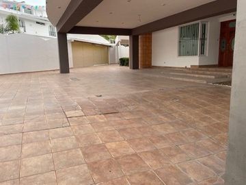 CASA  VENTA BUGAMBILIAS  OPORTUNIDAD ZAPOPAN JAL.