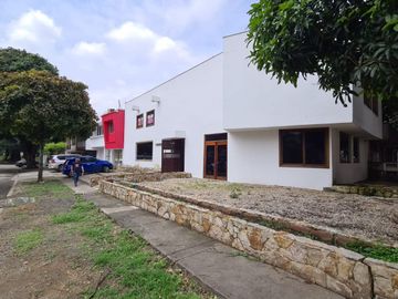 VENDO CASA ESQUINERA  CALI VALLE DEL CAUCA BARRIO SAN VICENTE SECTOR CHIPICHAPE NORTE DE
