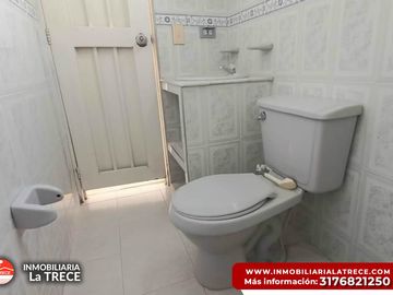Se vende casa amplia, en sector comercial con local en Buga-valle