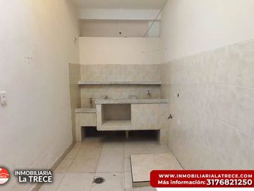 Se vende casa amplia, en sector comercial con local en Buga-valle