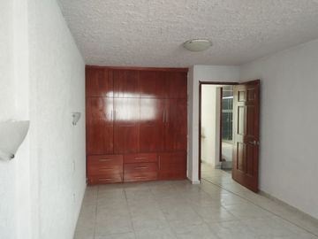 Casa en venta en la colonia Atlanta muy amplia, jardín y cisterna.