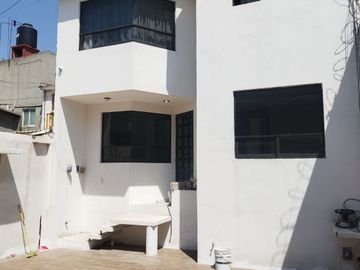Casa en venta en la colonia Atlanta muy amplia, jardín y cisterna.