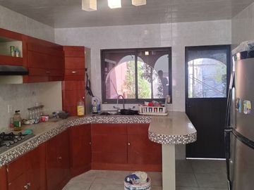 Casa en venta en la colonia Atlanta muy amplia, jardín y cisterna.