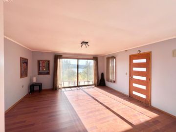 Se vende casa con vista a laguna y Club de Golf Huinganal, Limache