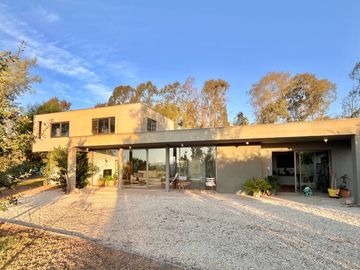 Se vende casa con vista a laguna y Club de Golf Huinganal, Limache