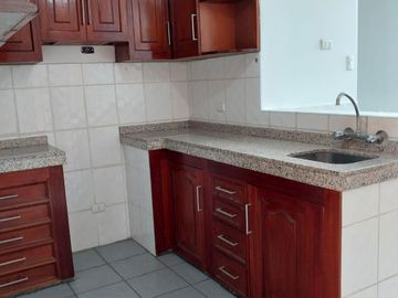 Se Vende Un Encantador Departamento Ubicado En Un Edificio Multifamiliar De Cuatro Pisos