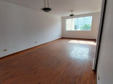 Se Vende Un Encantador Departamento Ubicado En Un Edificio Multifamiliar De Cuatro Pisos