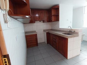 Se Vende Un Encantador Departamento Ubicado En Un Edificio Multifamiliar De Cuatro Pisos