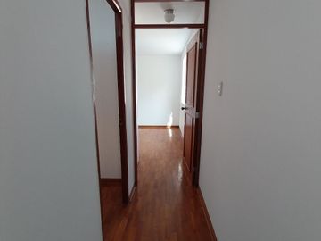 Se Vende Un Encantador Departamento Ubicado En Un Edificio Multifamiliar De Cuatro Pisos