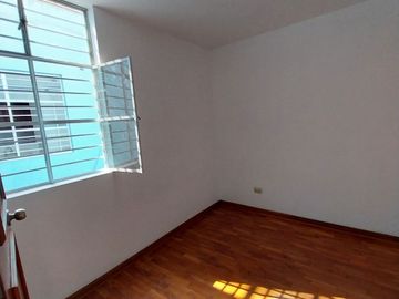 Se Vende Un Encantador Departamento Ubicado En Un Edificio Multifamiliar De Cuatro Pisos
