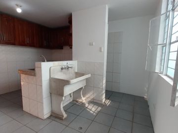 Se Vende Un Encantador Departamento Ubicado En Un Edificio Multifamiliar De Cuatro Pisos