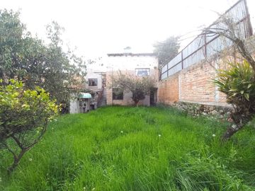 CASA DE TRES DEPARTAMENTOS Y AREA VERDE EN VENTA, EN EL CENTRO DE LA CIUDAD SECTOR UNIVERSIDAD CATOLICA