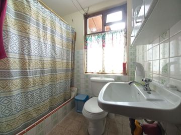 CASA DE TRES DEPARTAMENTOS Y AREA VERDE EN VENTA, EN EL CENTRO DE LA CIUDAD SECTOR UNIVERSIDAD CATOLICA