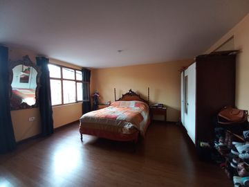CASA DE TRES DEPARTAMENTOS Y AREA VERDE EN VENTA, EN EL CENTRO DE LA CIUDAD SECTOR UNIVERSIDAD CATOLICA