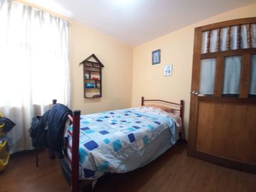 CASA DE TRES DEPARTAMENTOS Y AREA VERDE EN VENTA, EN EL CENTRO DE LA CIUDAD SECTOR UNIVERSIDAD CATOLICA