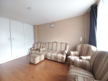 CASA DE TRES DEPARTAMENTOS Y AREA VERDE EN VENTA, EN EL CENTRO DE LA CIUDAD SECTOR UNIVERSIDAD CATOLICA