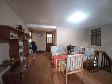 CASA DE TRES DEPARTAMENTOS Y AREA VERDE EN VENTA, EN EL CENTRO DE LA CIUDAD SECTOR UNIVERSIDAD CATOLICA
