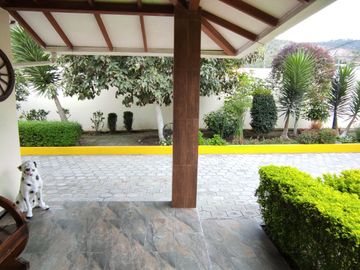MITAD DEL MUNDO VENDO HERMOSA QUINTA CON ÁRBOLES FRUTALES